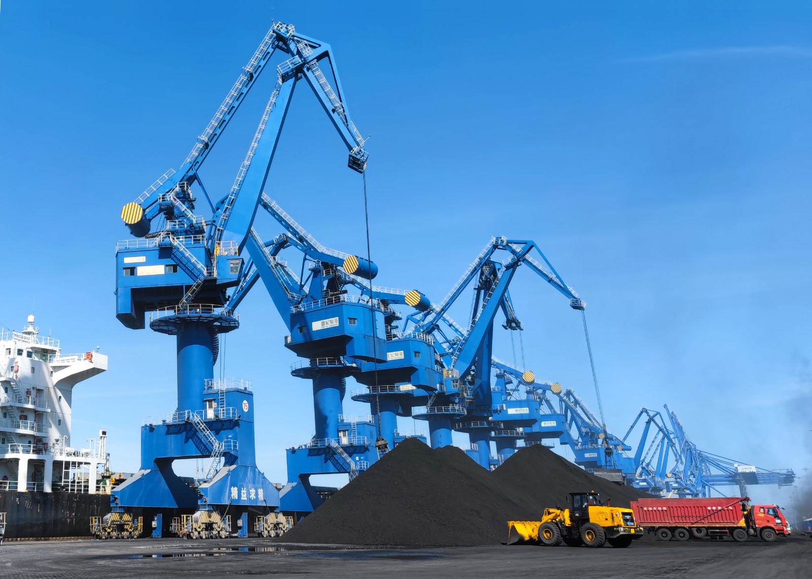 煤炭港口作業忙3.jpg