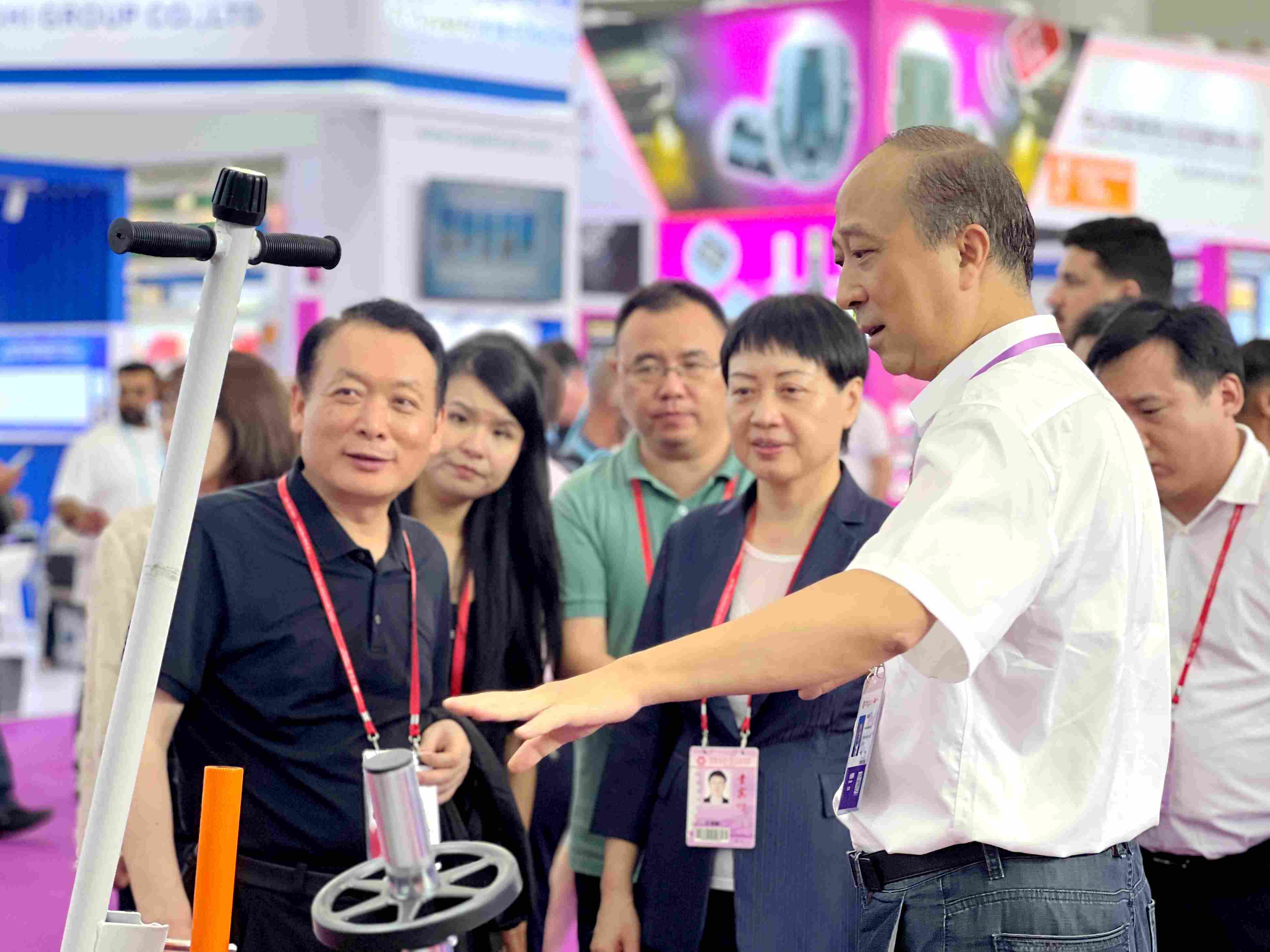 領導1.jpg 領導1.jpg